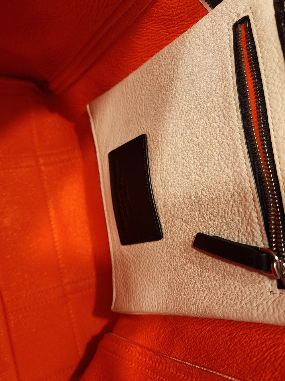Marc Jacobs The Tag Tote In White Pebbled Leather - Picture 5 of 16